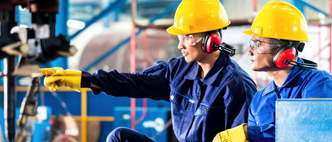 Fotografía de dos hombres utilizando sus equipos de protección personal.